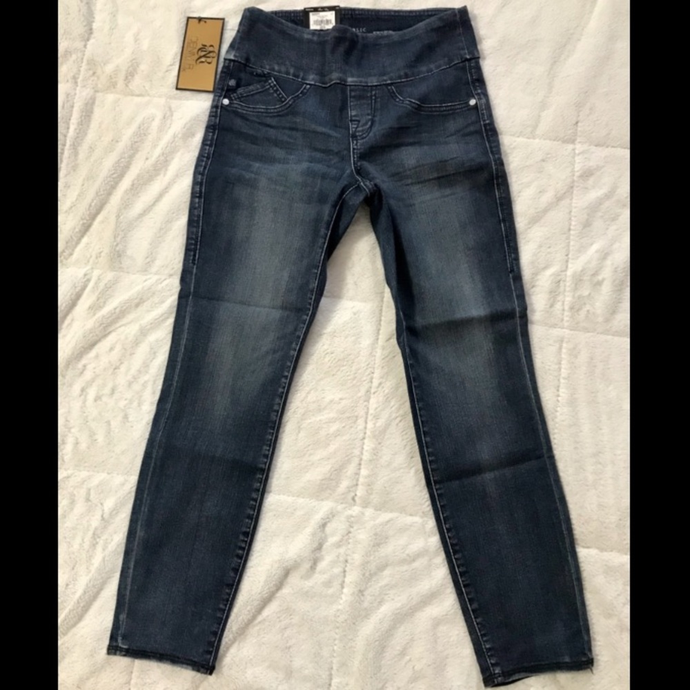 Rock & Republic Fever Pull on Crop